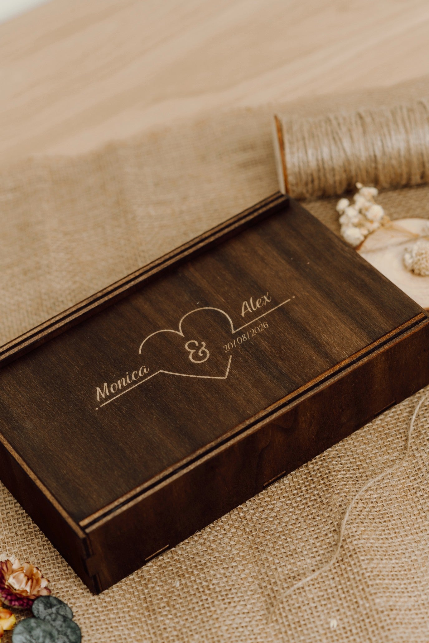 Scatola porta foto in legno tinta noce coperchio scorrevole con vano USB – perfetta per foto e regali