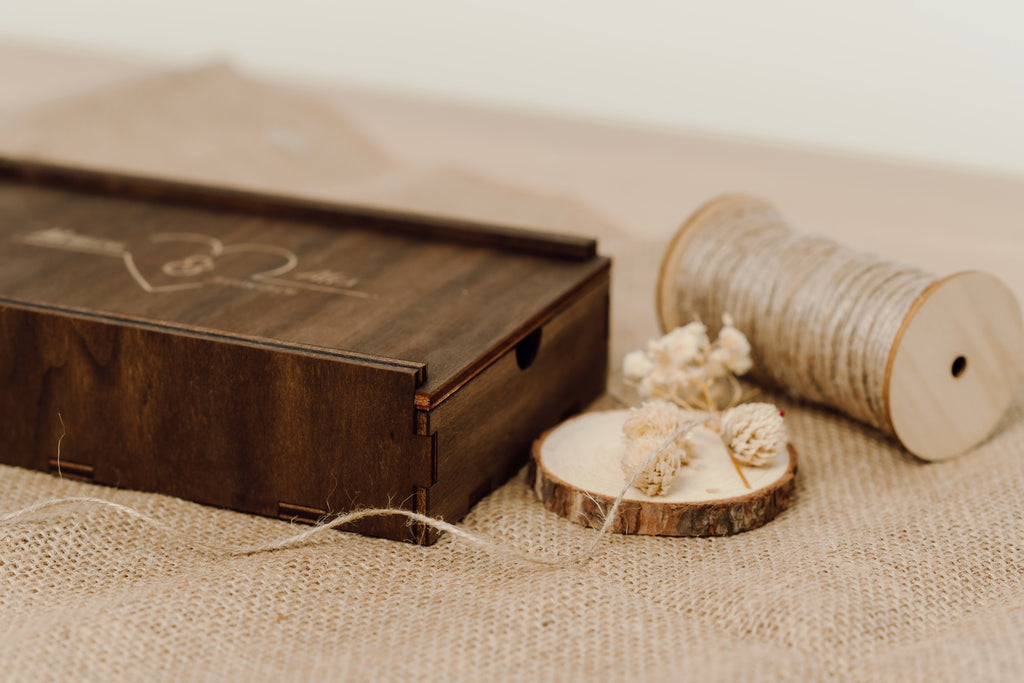 Scatola porta foto in legno tinta noce coperchio scorrevole con vano USB – perfetta per foto e regali