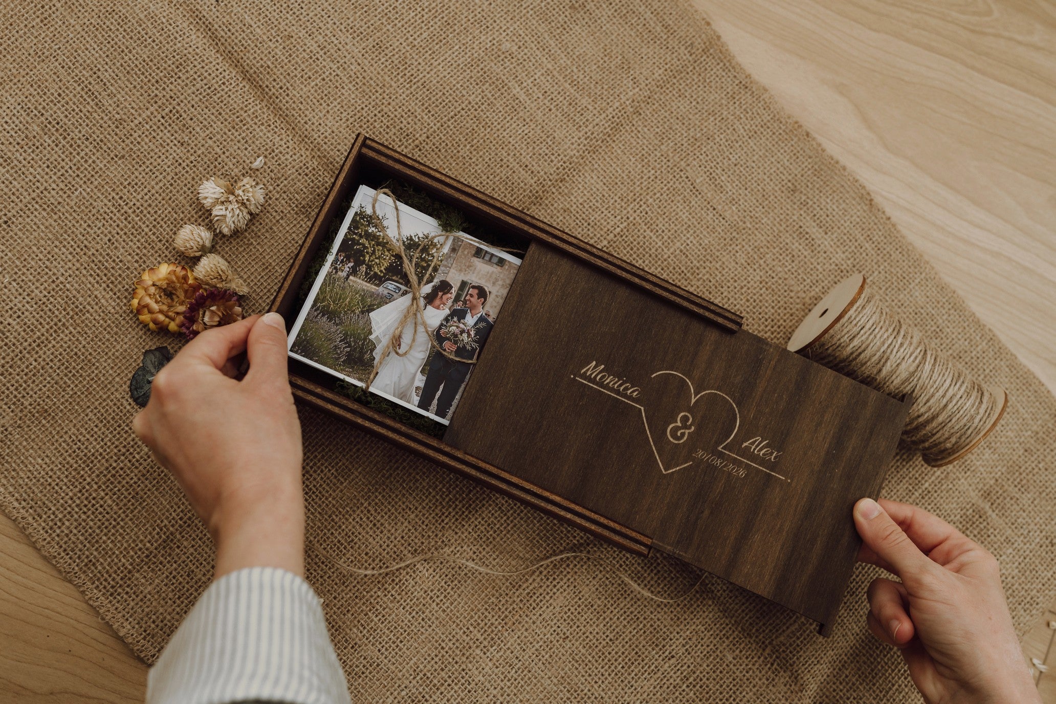 Scatola porta foto in legno tinta noce coperchio scorrevole con vano USB – perfetta per foto e regali