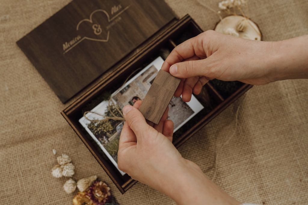 Scatola porta foto in legno tinta noce coperchio scorrevole con vano USB – perfetta per foto e regali