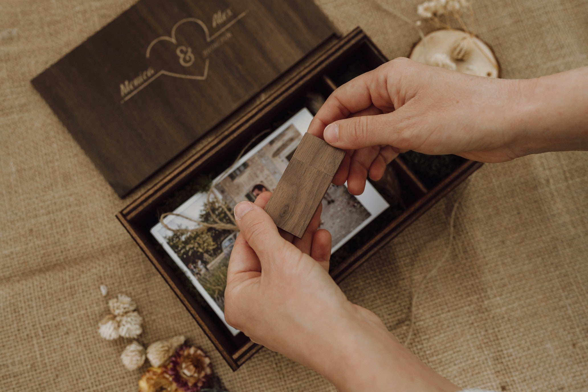 Scatola porta foto in legno tinta noce coperchio scorrevole con vano USB – perfetta per foto e regali