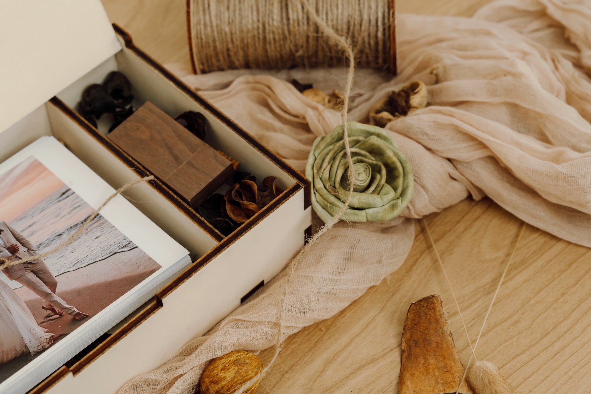 Scatola porta foto in legno naturale con vano USB – perfetta per foto e regali