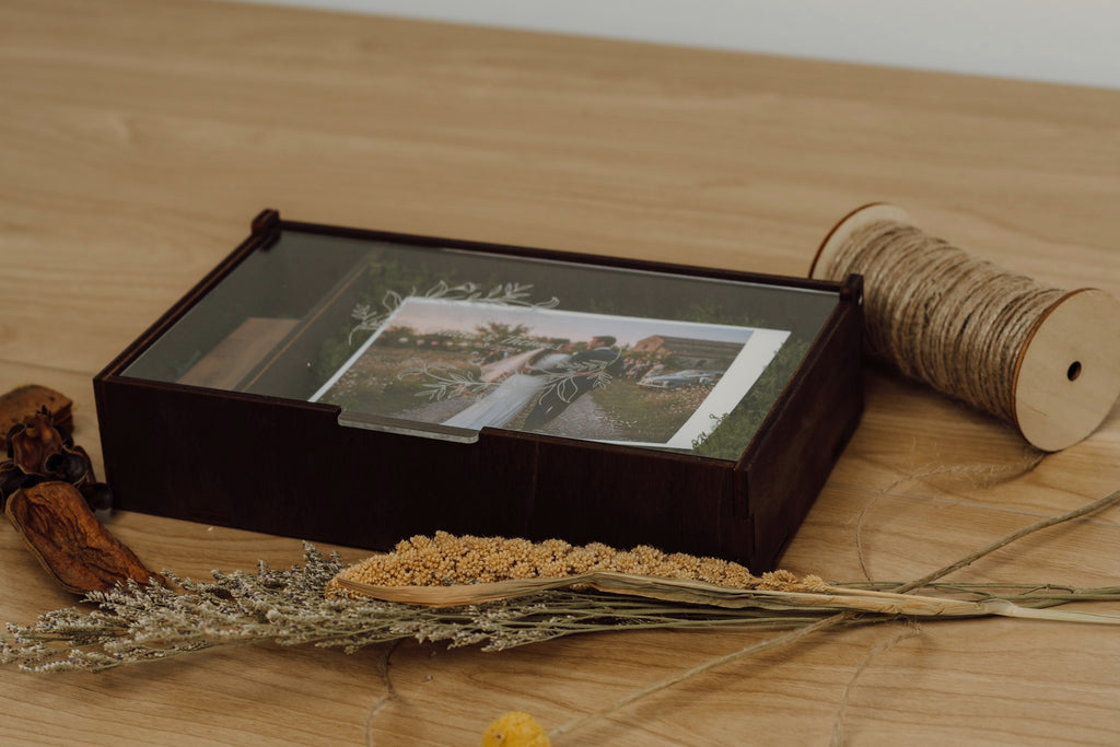Scatola porta foto in legno tinta noce coperchio in acrilico trasparente con vano USB – perfetta per foto e regali