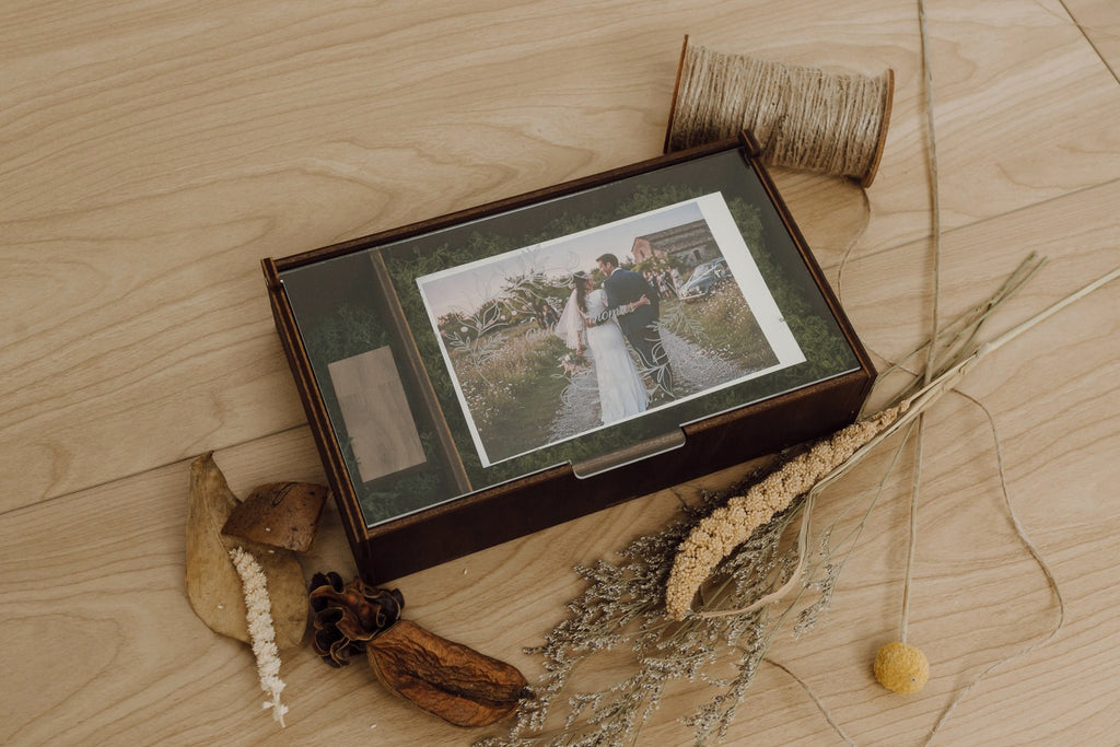 Scatola porta foto in legno tinta noce coperchio in acrilico trasparente con vano USB – perfetta per foto e regali